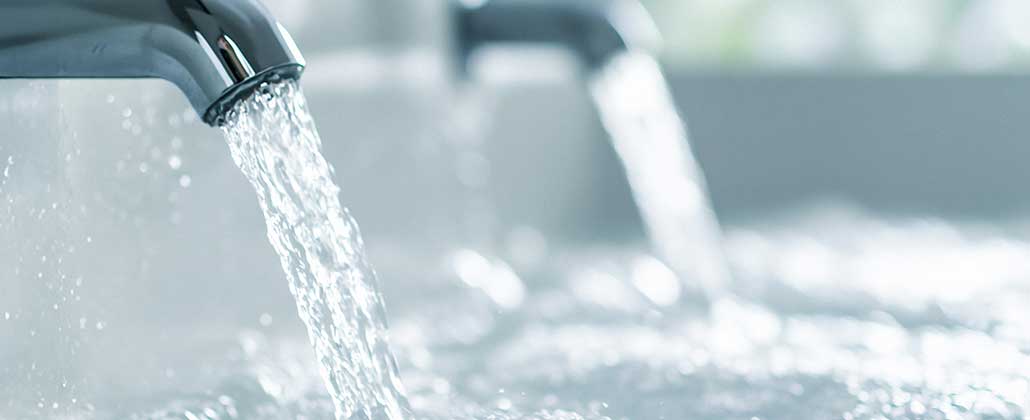 Torneiras com água a correr